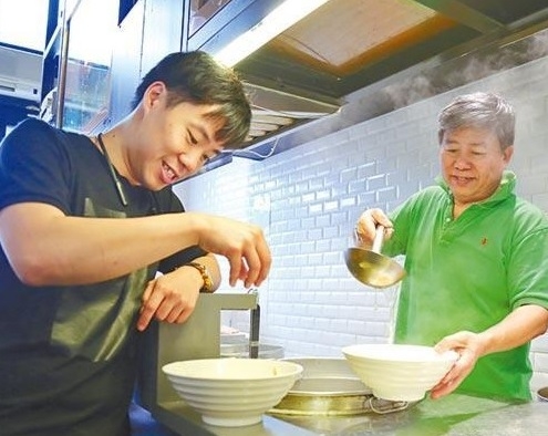 移居加拿大27年 回流西貢父子兵賣越南粉